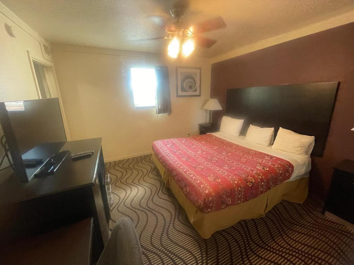 Relax Inn Manor Ngoại thất bức ảnh